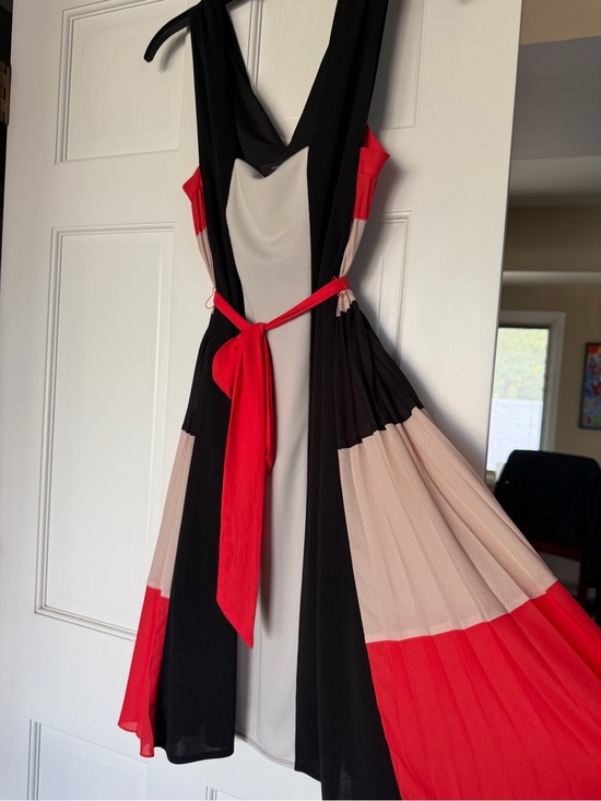 BCBGMaxAzria Dresses & Skirts - BCBGMaxAzria Black, Red, Cream Colorblock Pleated Midi Dress